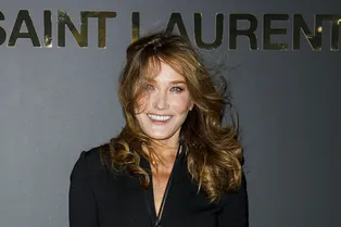 Звездные гости показа Saint Laurent доказали, что черно-белые луки могут быть нескучными