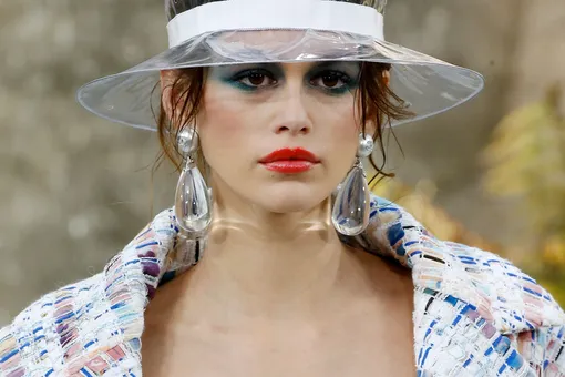 Мини-юбка, прозрачные сапоги и пресс: Кайа Гербер стала звездой показа Chanel