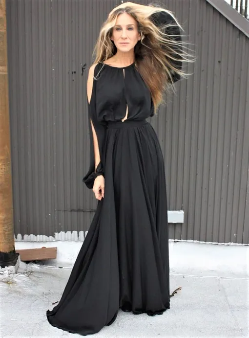 Сара Джессика Паркер нашла идеальный вариант черного платья