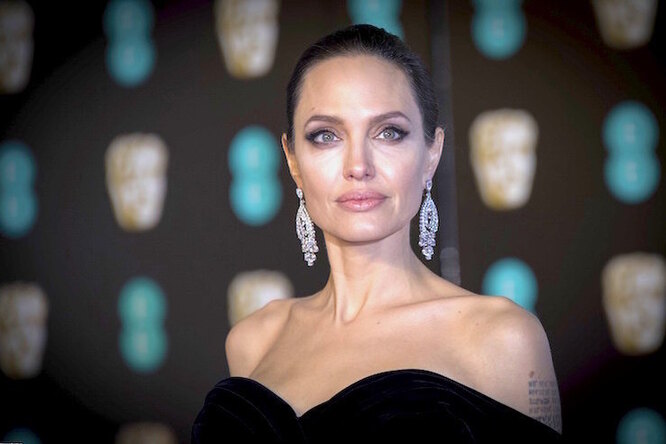 Анджелина Джоли встречается с агентом по недвижимости, который старше её