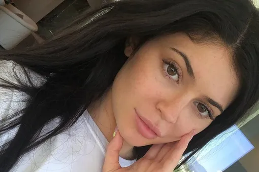 Кайли Дженнер взяла пышное белое платье на празднование своего 22-летия Кайли Дженнер взяла пышное белое платье на празднование своего 22-летия