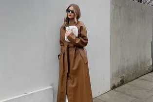 Роузи Хантингтон-Уайтли показала, как выглядит самое модное кожаное пальто этой соени