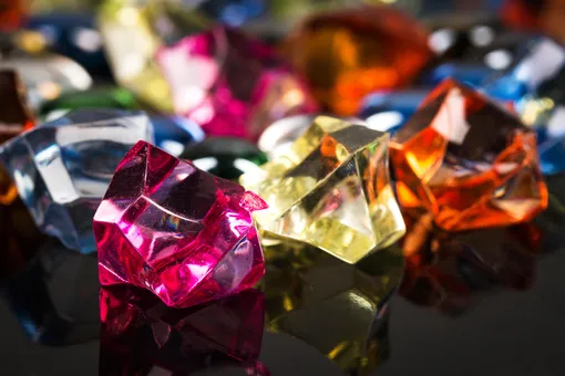 Цветовая палитра бриллиантов очень разнообразна