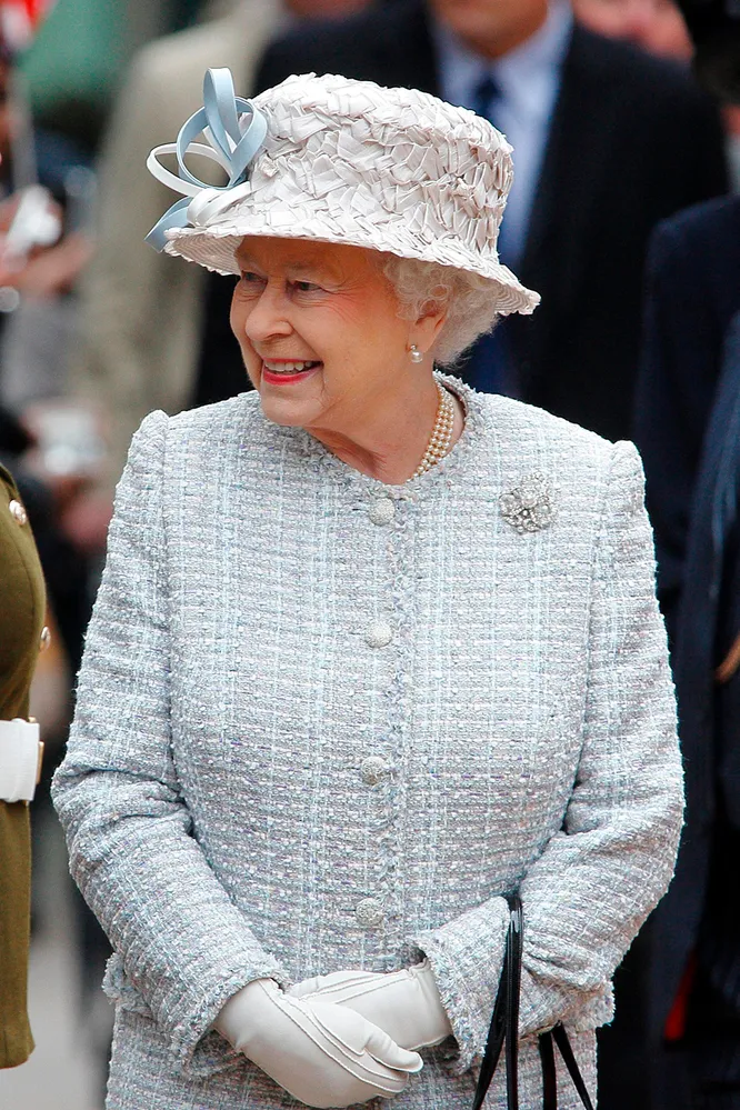 Сочетание пальто и акцентных шляп – один из любимых приемов Елизаветы II