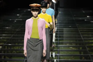 «Кудрявые» и плетеные — Prada возвращают в моду кепи, но таких моделей мы еще не видели