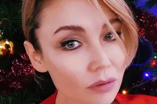 Все внимание на ноги: Ляйсан Утяшева носит яркий пиджак, «забыв» про низ