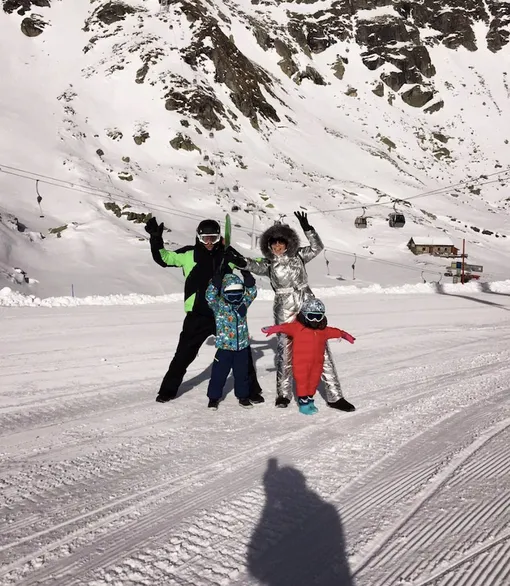 Павел Воля и Ляйсан Утяшева с детьми на горнолыжном курорте