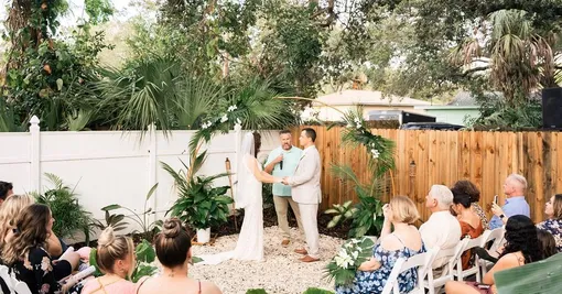 Свадьбу можно отметить на заднем дворе семейного дома