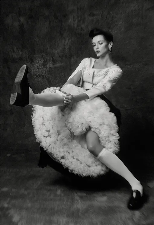 Шелковые жакет и юбка, Edem Couture; гольфы из хлопка, полиамида и эластана, Falke; кожаные ботинки, Principe di Bologna, No One; серьги из белого золота с жемчугом и бриллиантами, Utopia; кольцо из белого золота с бриллиантами и жемчугом, Garrard Шелковые жакет и юбка, Edem Couture; гольфы из хлопка, полиамида и эластана, Falke; кожаные ботинки, Principe di Bologna, No One; серьги из белого золота с жемчугом и бриллиантами, Utopia; кольцо из белого золота с бриллиантами и жемчугом, Garrard