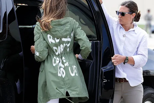 Куртка с надписью «Мне плевать» как у Мелании Трамп подорожала в 20 раз