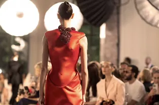 Шляпы-вазы и сюрреалистичные платья: Schiaparelli показали новую кутюрную коллекцию в Париже Шляпы-вазы и сюрреалистичные платья: Schiaparelli показали новую кутюрную коллекцию в Париже