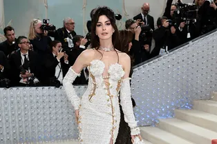 Энн Хэтэуэй надела платье с опасными разрезами на Met Gala-2023