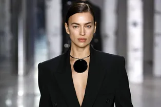 Ирина Шейк вышла на подиум шоу Michael Kors с самым модным аксессуаром весны-2023 — и вам тоже такой нужен Ирина Шейк вышла на подиум шоу Michael Kors с самым модным аксессуаром весны-2023 — и вам тоже такой нужен