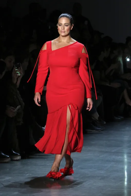 Эшли Грэм на показе в рамках недели моды в Нью-Йорке