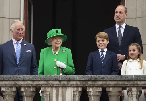 Елизавета II, принц Чарльз, принц Уильям, принц Джордж и принцесса Шарлотта