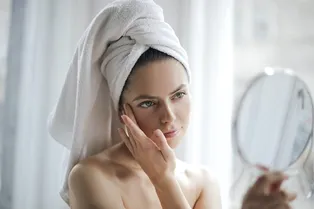 Как самоизоляция влияет на кожу: косметолог рассказывает о 5 главных опасностях