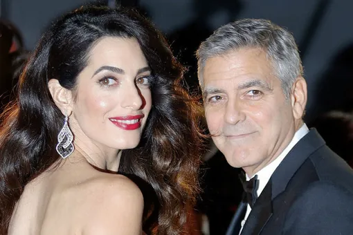 Жена Джорджа Клуни оконфузилась из-за туфель на шпильке