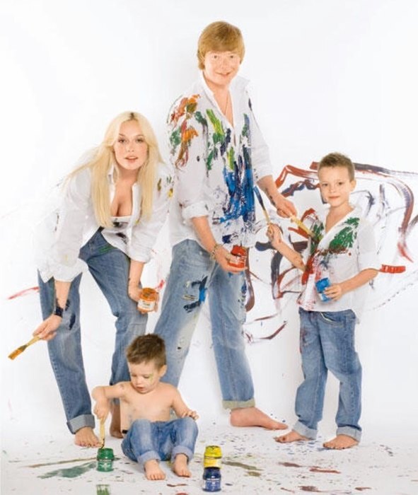 Мария Банкова и Андрей Григорьев-Апполонов с детьми