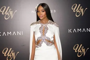 Наоми Кэмпбелл нашла платье, которое делает талию уже