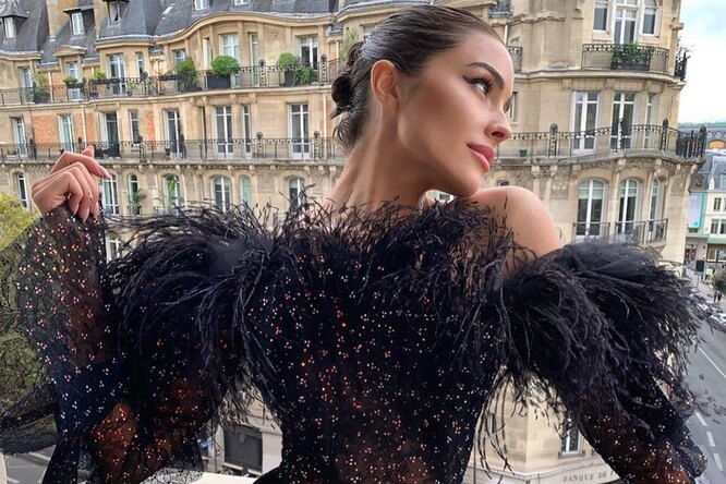 Высокая «уличная» мода: Оливия Калпо в кутюрном платье прогулялась по Парижу