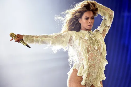 Похудела! Бейонсе в юбке-карандаш и рваной футболке восхитила фанатов Похудела! Бейонсе в юбке-карандаш и рваной футболке восхитила фанатов