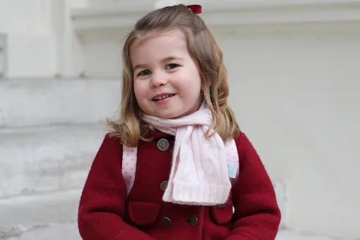 Пользователи сравнивают детские фото Елизаветы II и принцессы Шарлотты