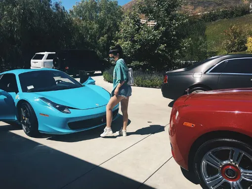 У Кайли большой автопарк люксовых авто У Кайли большой автопарк люксовых авто
