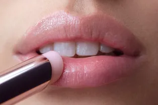 10 увлажняющих помад, без которых не обойтись зимой 2025/26