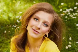 «Любимая гантелька»: молодая мама Лиза Арзамасова тренируется с сыном на руках «Любимая гантелька»: молодая мама Лиза Арзамасова тренируется с сыном на руках