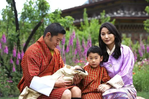 Король и королева Бутана с сыновьями