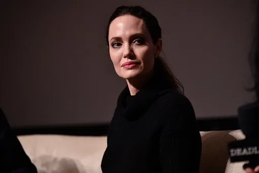 Нечего скрывать: любительница макси Анджелина Джоли надела мини-платье