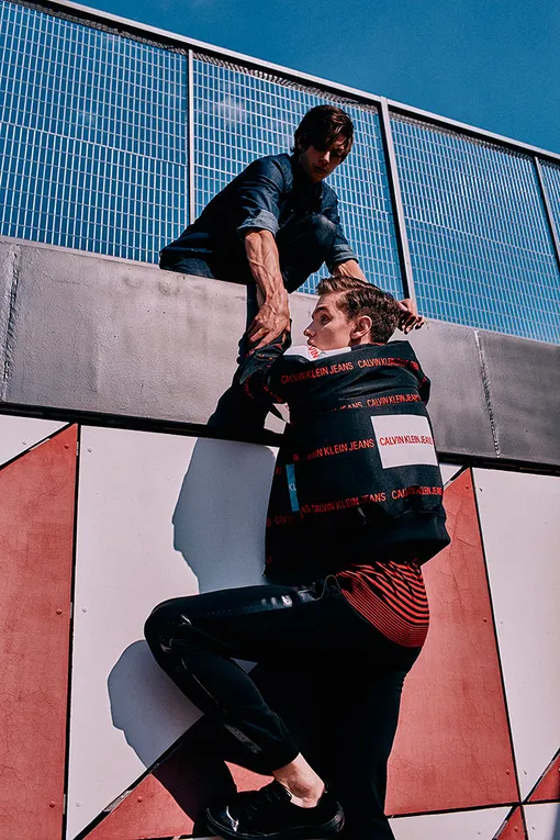 На Феде: джинсовая рубашка Levi's, джинсы Dirk Bikkembergs. На Вове: бомбер Calvin Klein, майка Dior Homme, брюки Trussardi Jeans, кеды Geox На Феде: джинсовая рубашка Levi's, джинсы Dirk Bikkembergs. На Вове: бомбер Calvin Klein, майка Dior Homme, брюки Trussardi Jeans, кеды Geox
