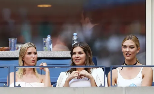 Иванка Трамп, Даша Жукова и Карли Клосс, U.S. Open, 2016 год Иванка Трамп, Даша Жукова и Карли Клосс, U.S. Open, 2016 год