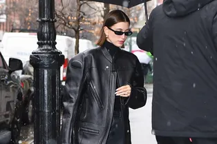 С чем носить кожаное пальто весной-2023 — знает Хейли Бибер