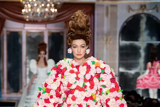Ножкой эть! Джиджи Хадид едва не упала на показе Moschino, но изящно вышла из положения