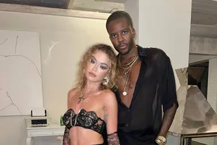 Рита Ора пришла на вечеринку в нижнем белье