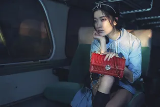 Новый фильм Miu Miu: неон и girls power