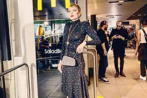 Рената Литвинова в ассиметричном платье позировала в McDonald’s