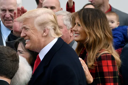 Скоро Рождество: Дональд и Мелания Трамп в парных нарядах с алыми акцентами Скоро Рождество: Дональд и Мелания Трамп в парных нарядах с алыми акцентами