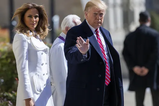 Мелания Трамп в total white побывала в церкви с мужем Мелания Трамп в total white побывала в церкви с мужем