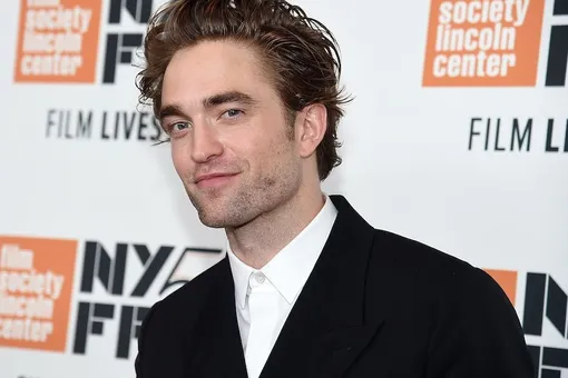 На заметку: Роберт Паттинсон дополнил костюм шортами, а не брюками