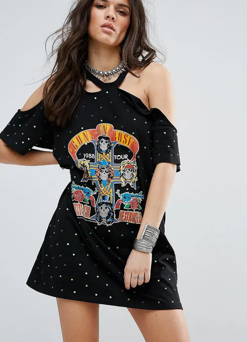 Платье-футболка с вырезами на плечах и символикой группы Guns N Roses, Sacred Hawk, 3658 руб. (на сайте Asos)
