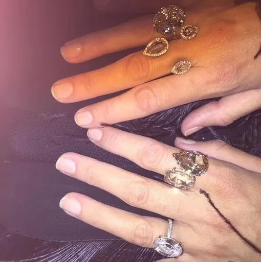 Помолвочное кольцо Блейк Лайвли с розовым бриллиантом (крайнее слева)