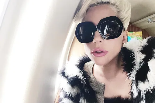 Круэлла де Виль: Леди Гага в гламурном образе с шубой