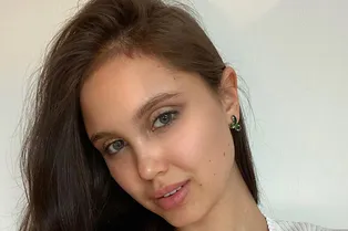 Блогер Настя Свон нашла необычный способ носить широкие брюки с босоножками на шпильке
