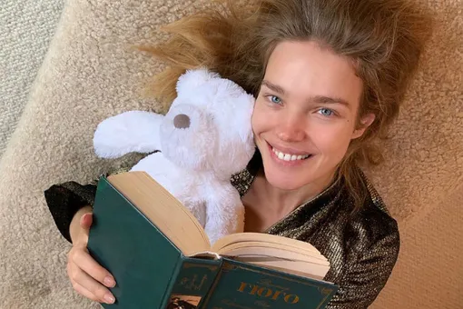 Наталья Водянова без макияжа провела выходные за чтением классики