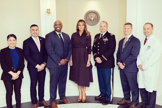 Мелания Трамп в лаконичном полосатом платье наградила военных