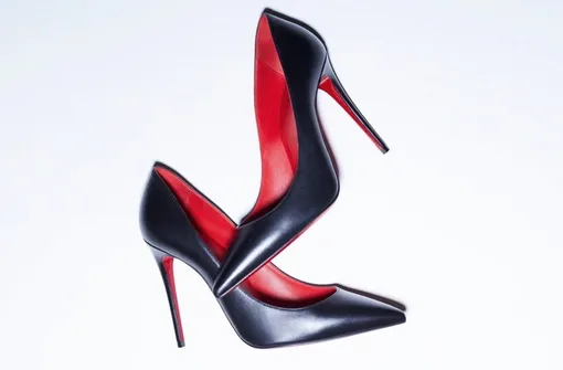 Красная подошва стала отличительной деталью туфель Christian Louboutin