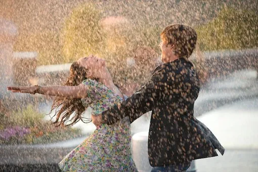 Танцующая под дождем: повторяем культовые образы героинь из мюзиклов и фильмов