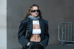 Рита Ора примеряет «стройнящий» пиджак, который станет самым модным весной-2023